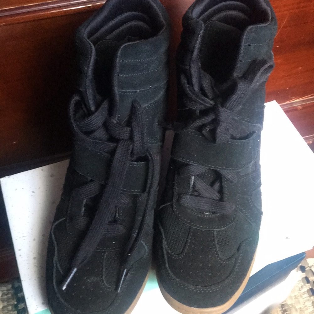 Beautiful shape/ Worn twice.